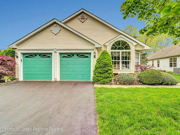 2nd image of 2 Pine Hollow Ln