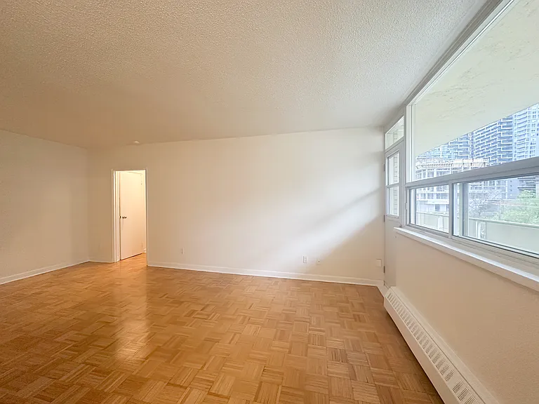 199 Roehampton Ave — Photo 8