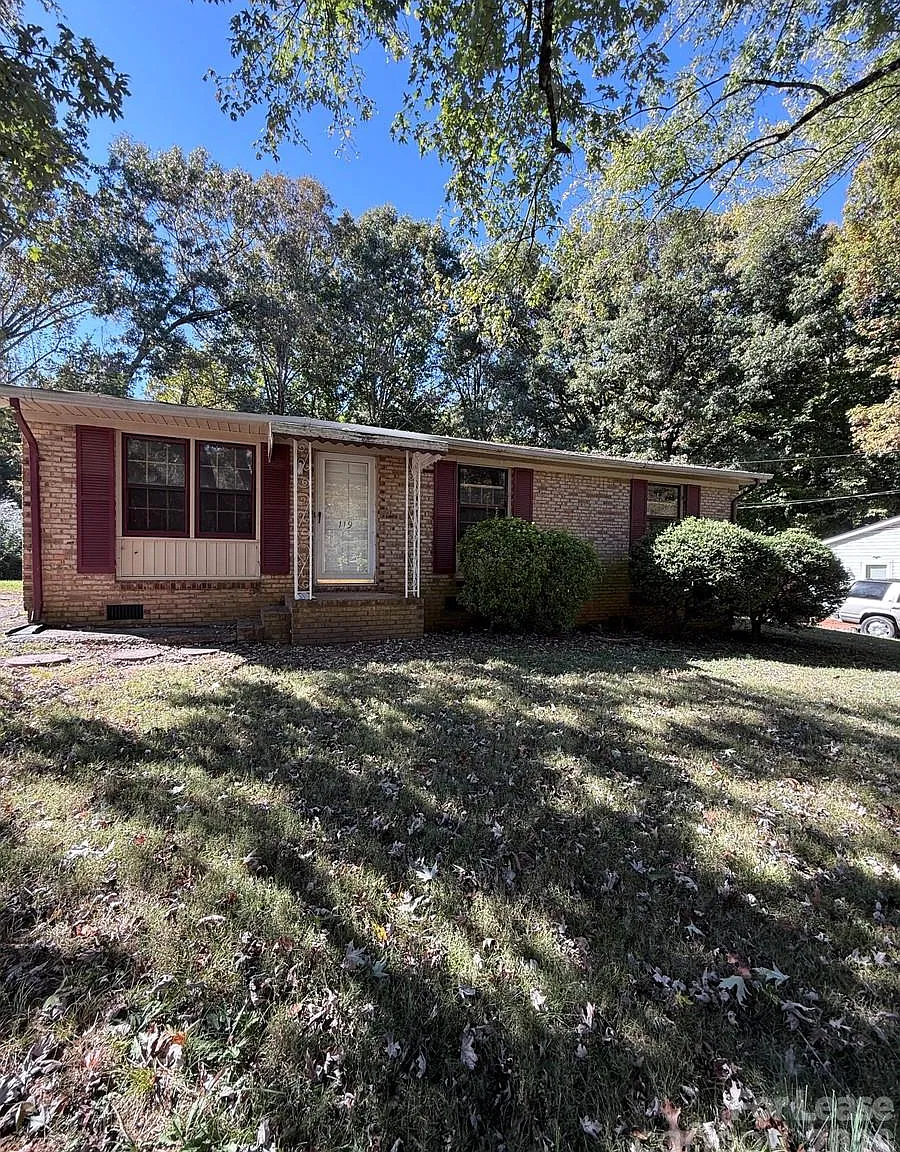 3 bed, 1.5 bath, $1,095 — Photo 1
