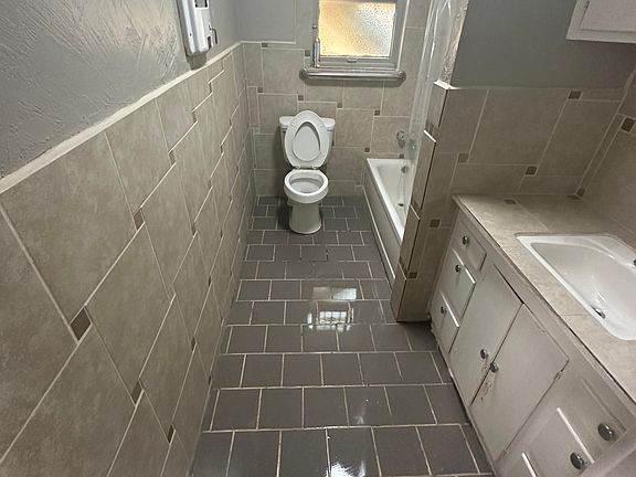 3rd image of 1404 S Lake St #1
