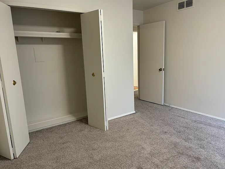 Lincoln Woods Apartments — Photo 9