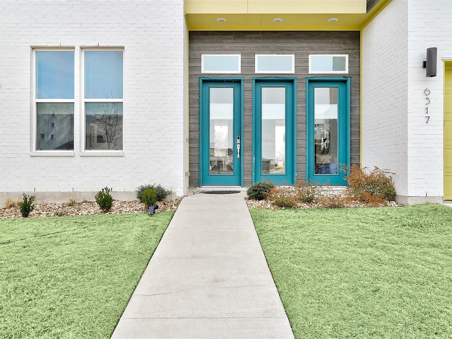 3 bed, 2.5 bath, 1977 sqft, $3,200 — Photo 3