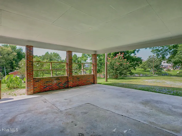 665 Hughes Rd — Photo 31
