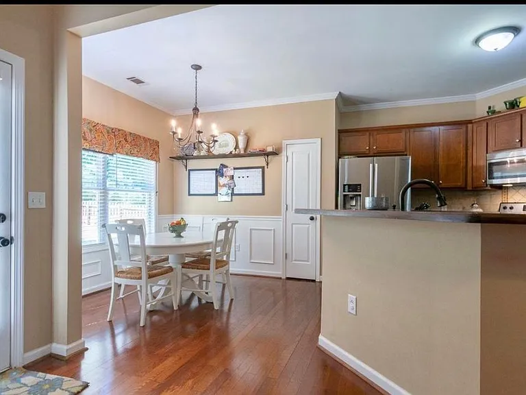 1231 Brighton Ln — Photo 7
