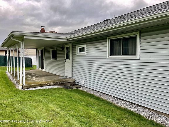 3rd image of 302 Maplewood Dr