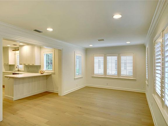 5th image of 207 Anguilla Ave