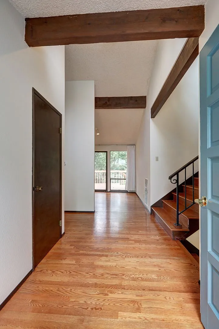 Spacious 4BR 2.75BA Tri-level home in quiet Cedar Lane Estates — Photo 4