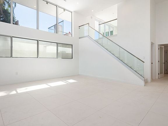 2nd image of 621 N Kings Rd #1