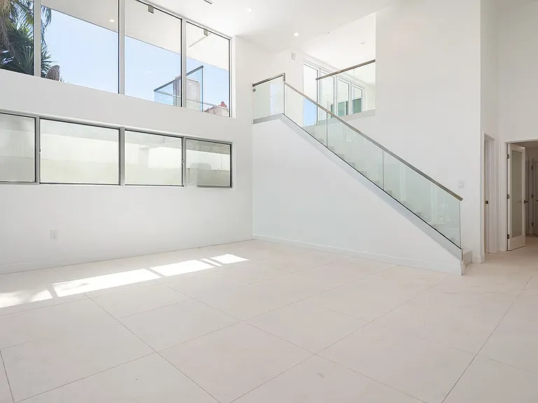 621 N Kings Rd #1 — Photo 2