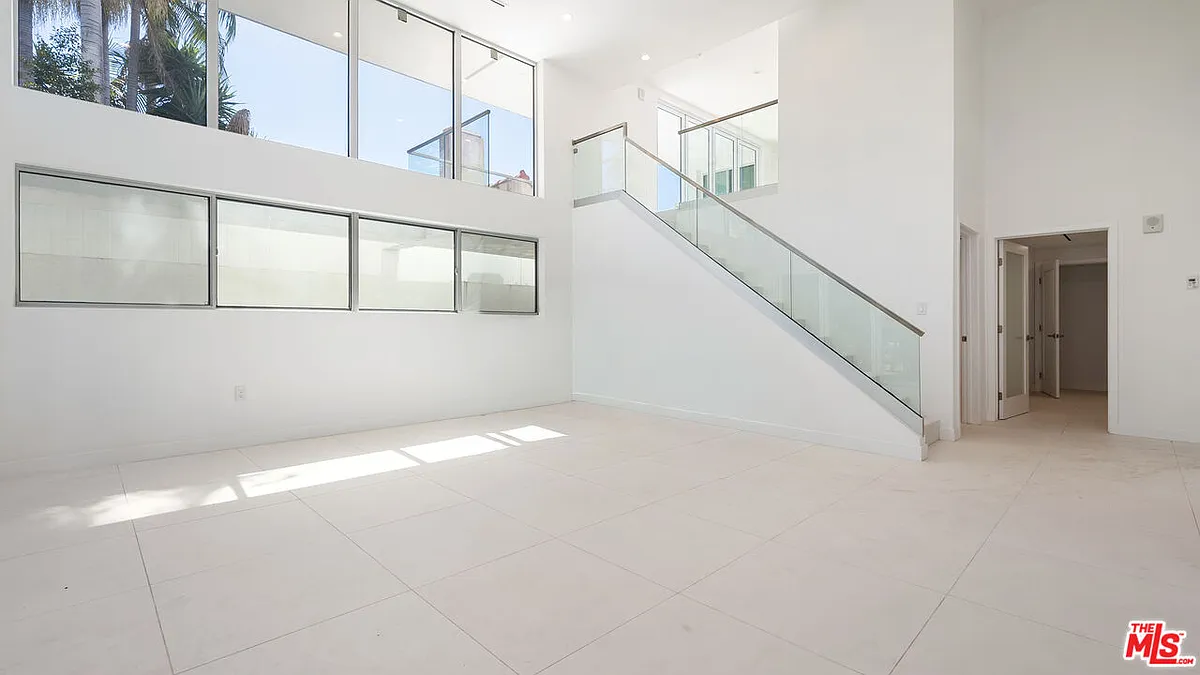 Building Photo - 621 N Kings Rd #1
