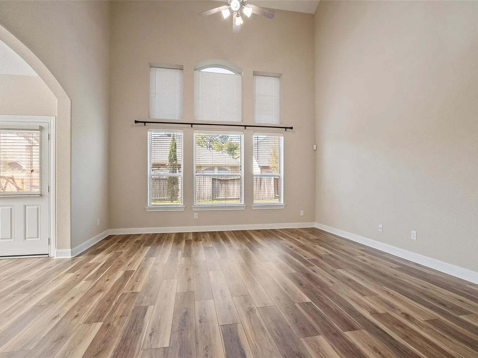 4 bed, 2.5 bath, 2596 sqft, $2,500 — Photo 3