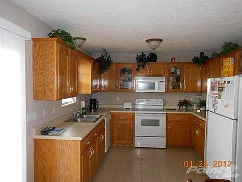 PRETTY OAK CABINETRY!