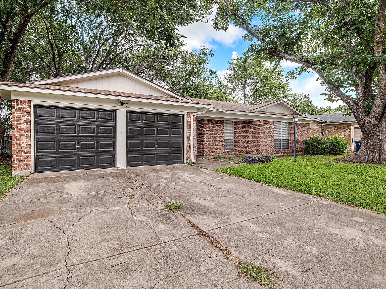 648 Sue Ann Ln — Photo 2