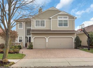 4 Cove Ln, Plainview, NY 11803