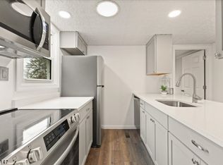 4 Watergate Dr, High Bridge, NJ