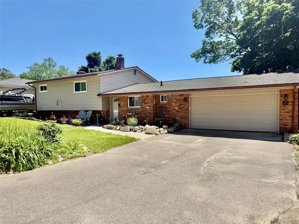 2965 Barkman Dr, Waterford, MI 48329
