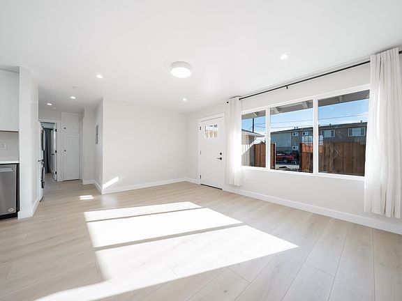 4th image of 602 Wessex Way