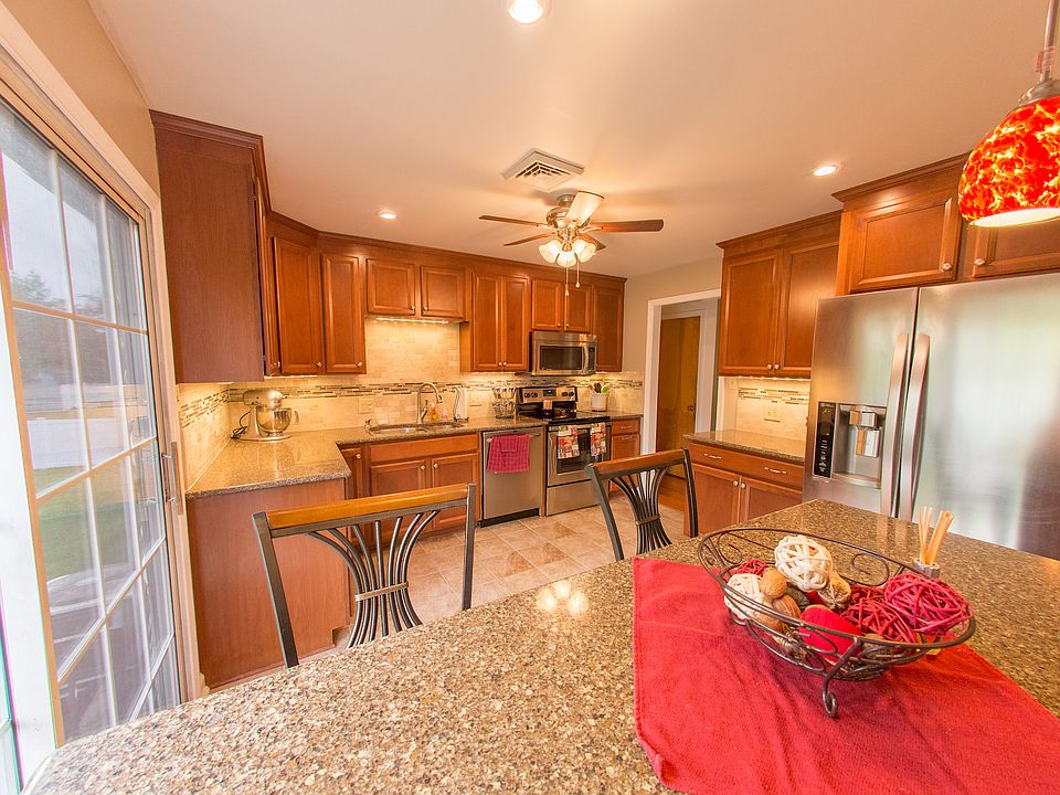 Kitchen with Breakfast Bar