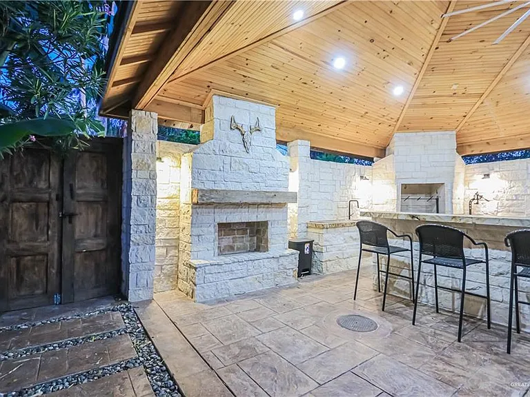 2306 Fox Run St — Photo 32