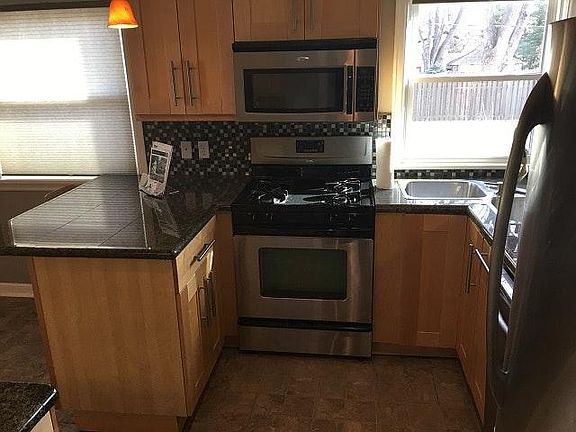 5th image of 762 Montana Ave W