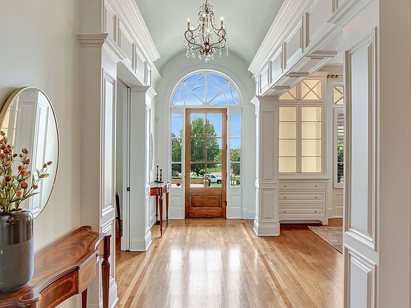 4th image of 812 Legends Glen Ct
