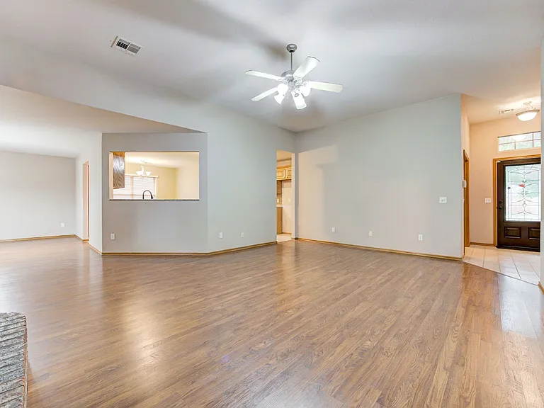 605 Eastview Dr — Photo 6