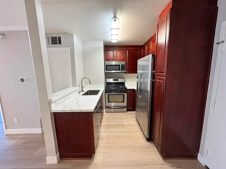 5455 Canoga Ave #103 — Photo 8