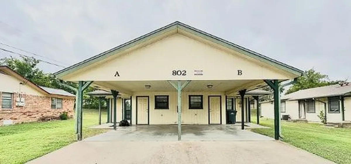 Building Photo - 802 Hackberry St