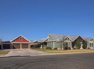 910 Hawthorn Ln, Fredericksburg, TX 78624