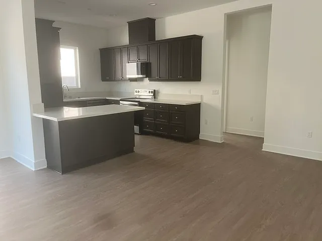 4 bed, 1696 sqft, $3,800 — Photo 2