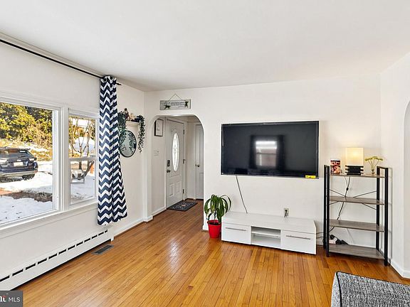 5th image of 305 Cedar Ridge Dr