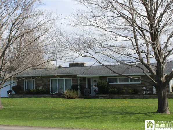 3745 Lake Shore Dr E, Dunkirk, NY 14048