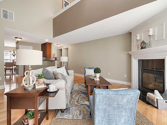 5th image of 595 Foxdale Pl
