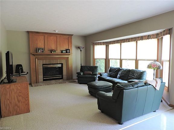 4th image of 560 Charles Ave