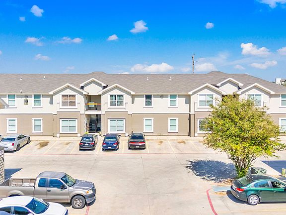 212_Obsidian_D-5 - Exterior view of the park at La Joya Apartments in Dallas, Texas, featuring green spaces and residential buildings