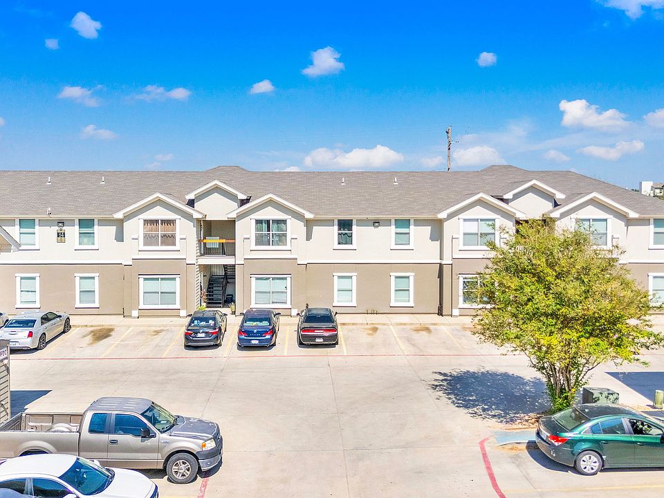 212_Obsidian_D-5 - Exterior view of the park at La Joya Apartments in Dallas, Texas, featuring green spaces and residential buildings
