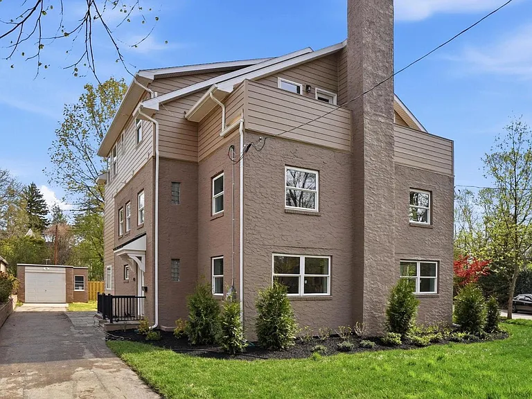 425 Grove Pl — Photo 1