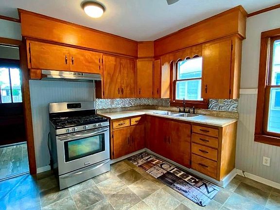 5th image of 712 SE 2nd St