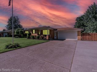 8427 Southfield Dr, Shelby Township, MI 48316