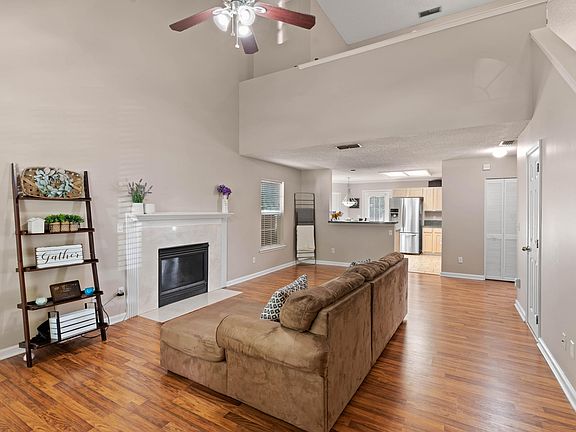 4th image of 805 Golf Manor Ct