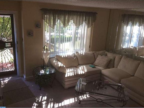 3rd image of 425 E Cheltenham Ave