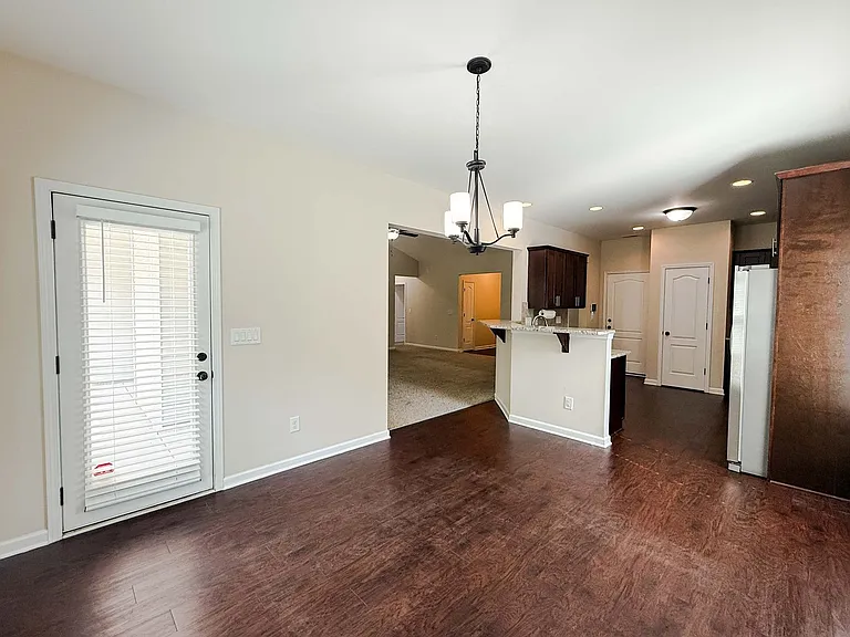 728 Roanoke Dr — Photo 6