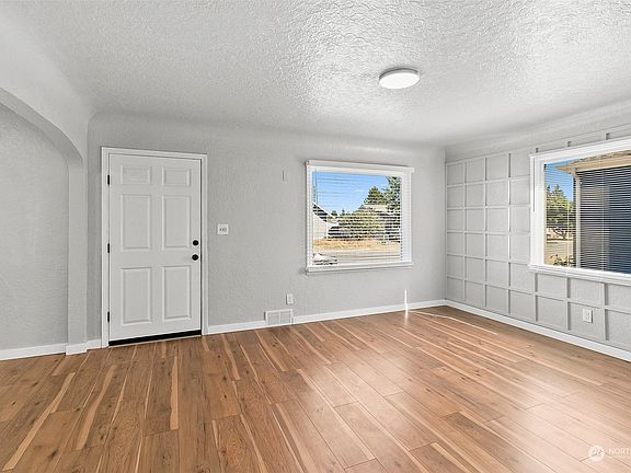5th image of 6128 Tacoma Avenue S