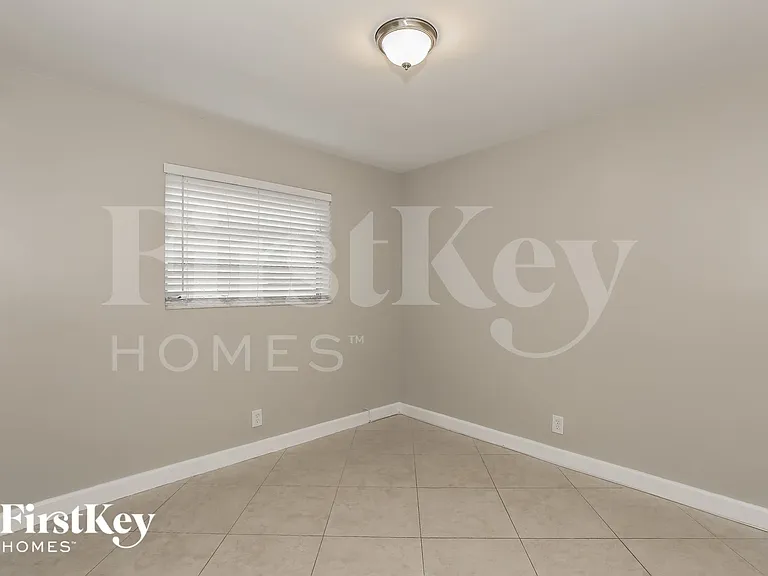2200 N 55th Ave — Photo 12