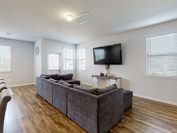 4th image of 966 Harper Ln