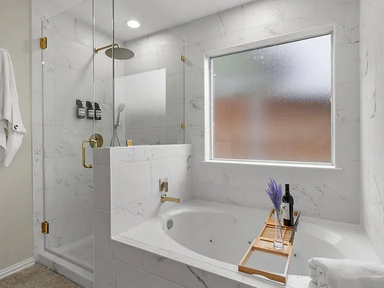 Master en-suite Jacuzzi and walk in shower. Shower has overhead rain shower and a hand shower for maximum functionality and comfort.