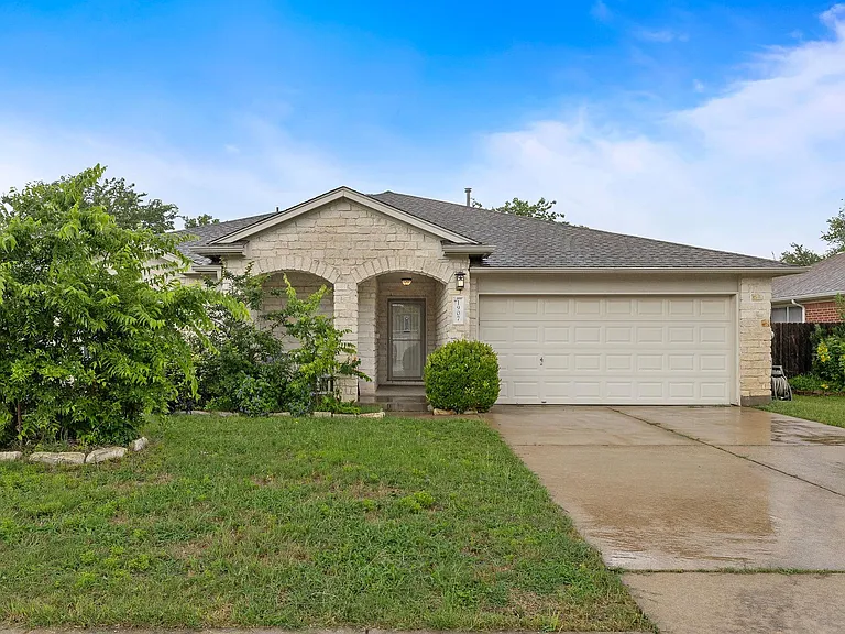 1907 Coachlamp Dr — Photo 1
