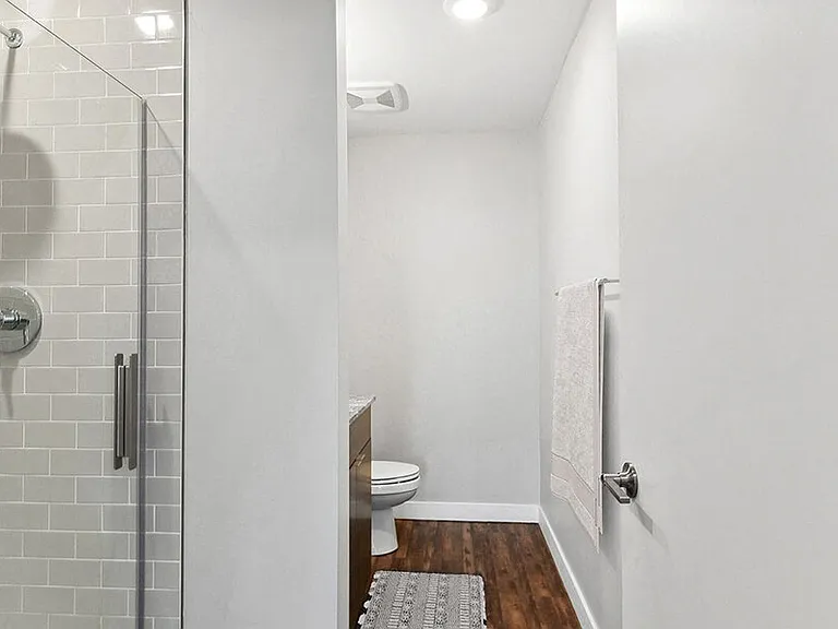 Seven Skies Apartments — Photo 10