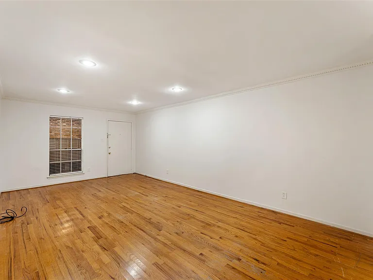 359 N Post Oak Ln #127 — Photo 7