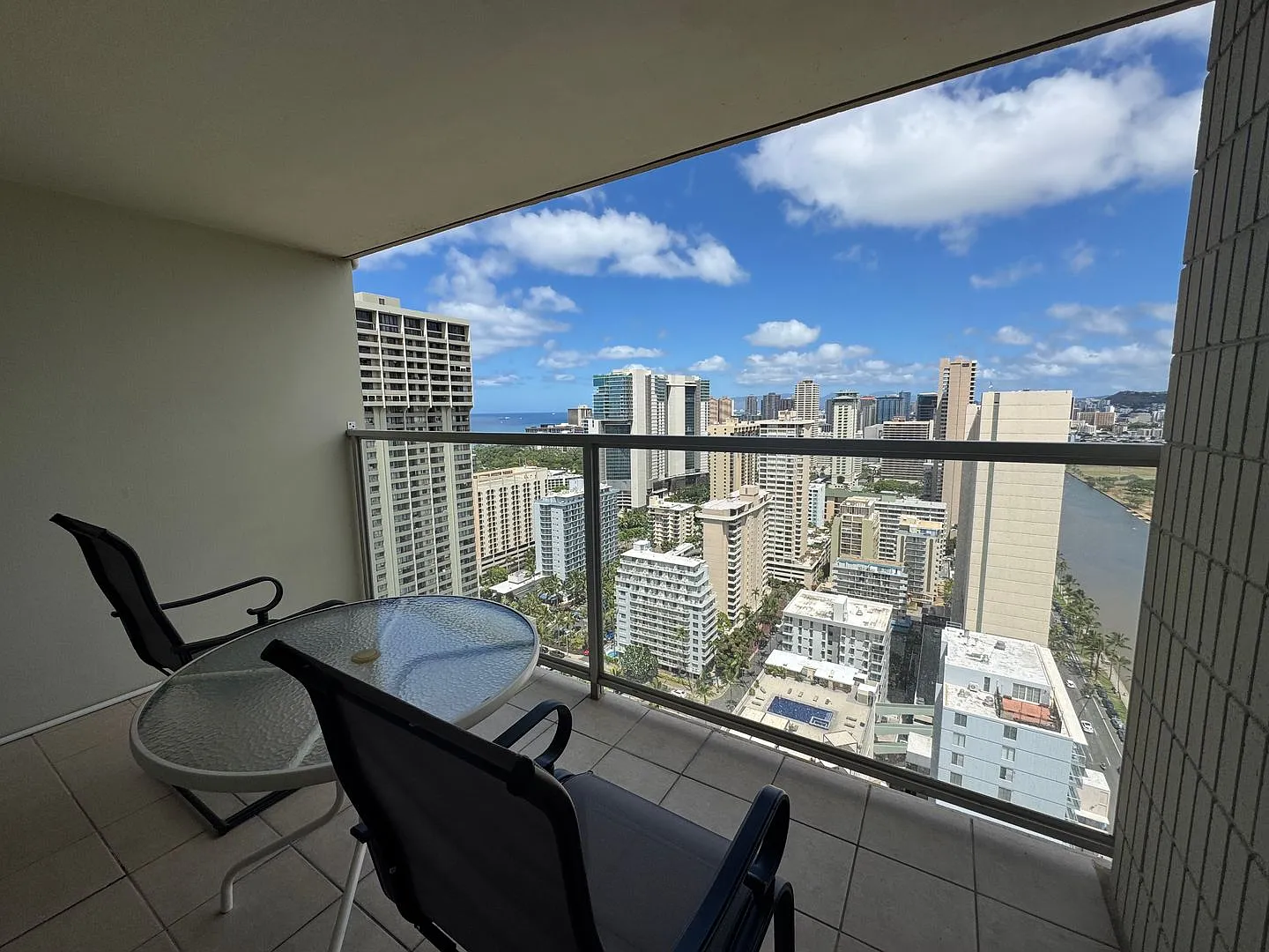 High-Floor Island Colony Studio w/Huge Lanai + Stunning Waikiki Views — Photo 2